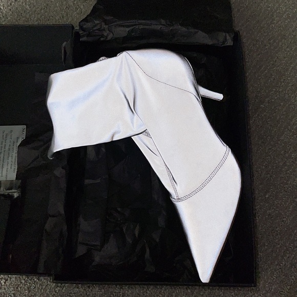 BNWT YEEZY BOOTS - Picture 2 of 9